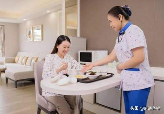 超级宝妈@婆婆说的坐月子方法，六月天都手脚冰凉，传统坐月子到底对不对