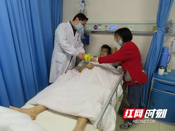 男子搬砖受伤 创伤团队采用3D打印+微创手术治愈骨盆骨折