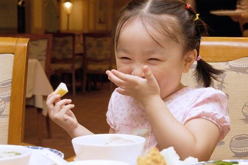 「超级宝妈」金牌月嫂指点“宝宝吃饭难题”，不用催不用喂，4招叫娃主动吃