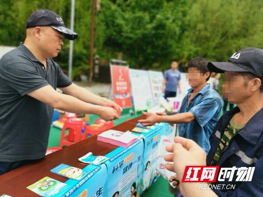 湘西|湘西州开展5.15碘缺乏病防治宣传暨慰问克汀病人活动