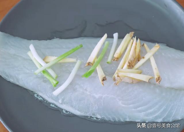 白米饭这样吃太美味，搭配照烧鱼排和鲜蔬，营养解馋，家人特喜欢