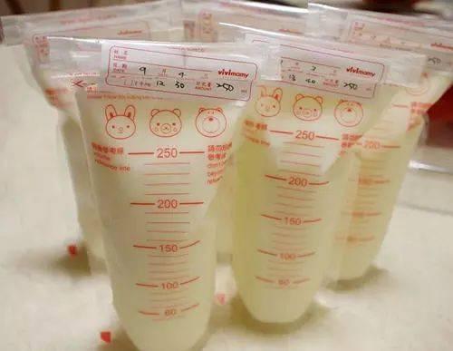 「超级宝妈」好心囤10袋母乳送闺蜜，对方却丢进门口垃圾桶，直言：不会让娃喝