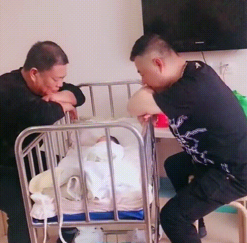 [超级宝妈]全家的“独苗”，出生就被深深地凝视，两个老头围着看半个小时