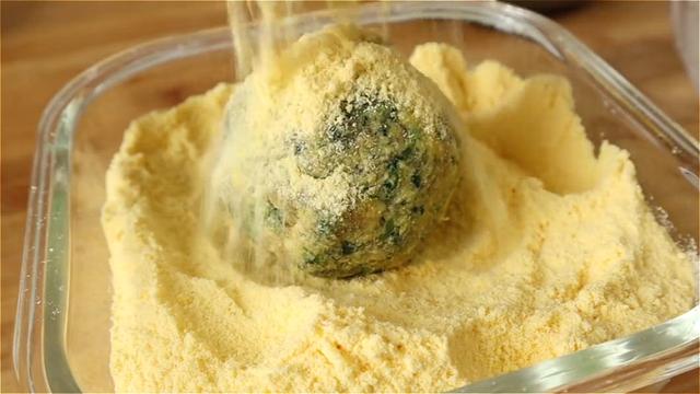 入冬了，我们家迷上吃这个，不和面不揉面，皮薄馅大，营养又美味