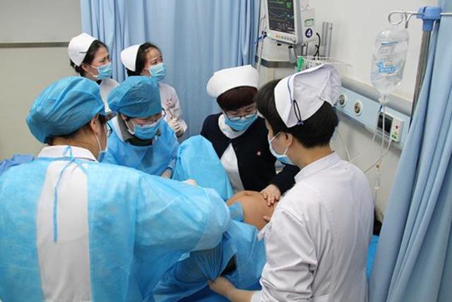 「超级宝妈」分娩遇到“段子手”医护是啥体验？产妇：全程笑着生完的