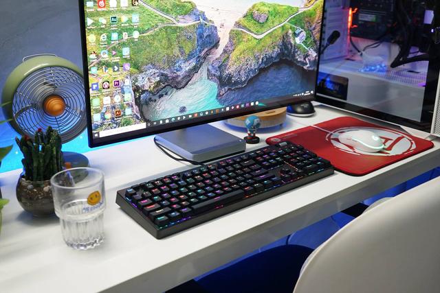 超频三GI801黑曼巴机械键盘：可轻松换轴，RGB灯效太爽了