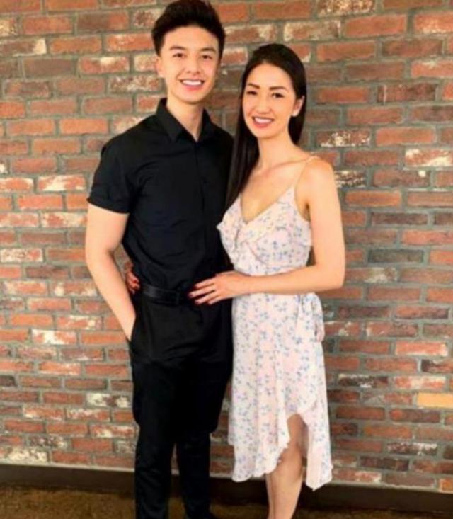 #你的育儿经#“最怕同龄人追我妈”，和妈妈合照像情侣，儿子言语中满是骄傲