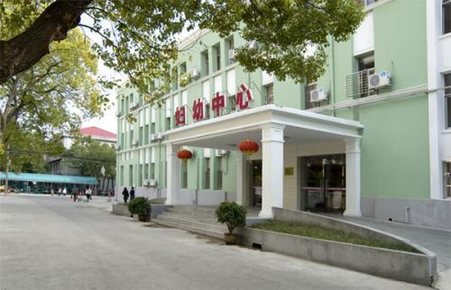 [超级宝妈]生产时，选择综合医院还是妇幼保健院？看完这3点你就有答案了
