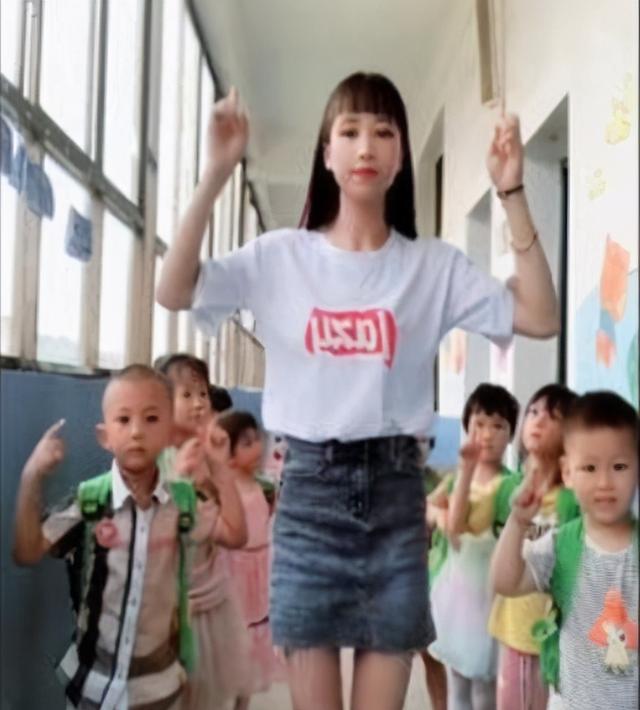 幼师因“高颜值”走红，男家长都抢着去接娃，网友：想回去上幼园