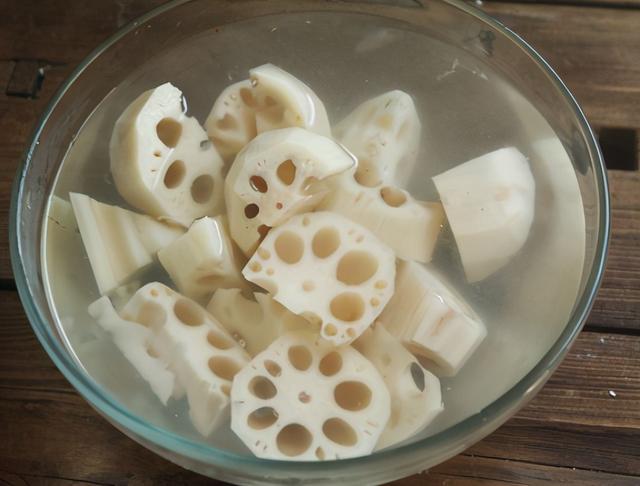 炖莲藕汤为啥总发黑？大厨教我1招技巧，莲藕鲜香软烂，色泽白净