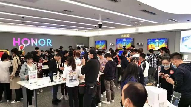 最终花落谁家？继高通“示好”荣耀后，又一家芯片巨头坐不住了