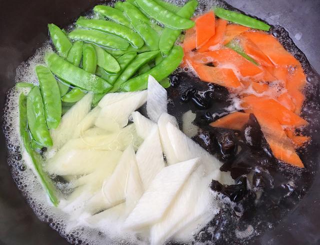 健康小炒：虾仁炒三色，配色好看营养丰富，对身体非常好