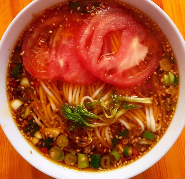 分分钟就能做好的营养早餐，热乎乎香喷喷，茄汁酸汤鸡蛋面，真香