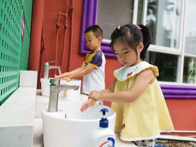 你的育儿经|广州在园幼儿一半回笼！有幼儿园午睡间减少人员，避免头对头入睡