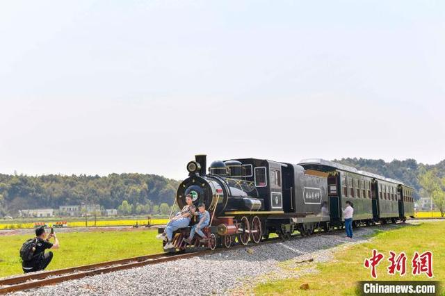 新华网客户端:美如画!这里有一列开向春天的火车