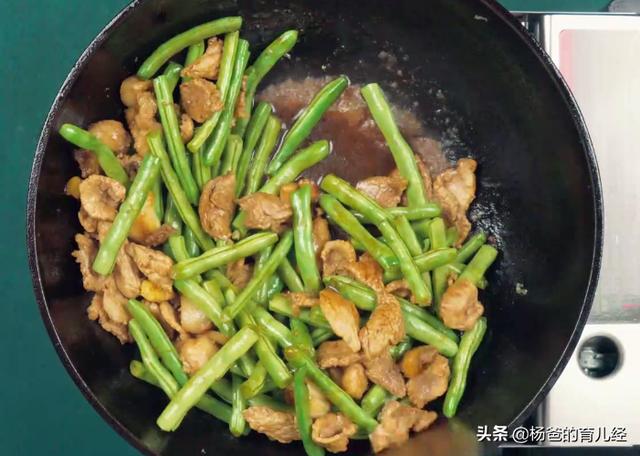 好吃的豆角焖乌冬面，鲜嫩爽滑，荤素搭配，孩子爱吃的代餐主食