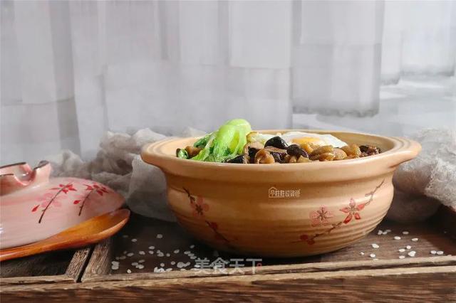 天冷了，自制一份香喷喷的煲仔饭！有菜有肉，越嚼越香