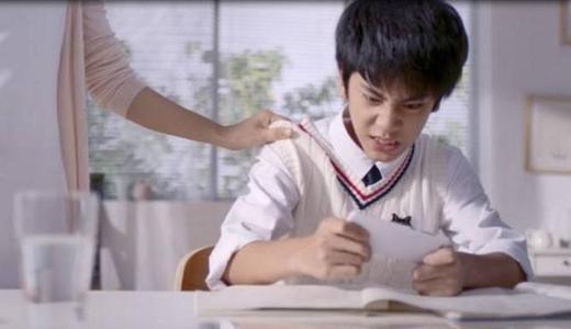 「超级宝妈」孩子玩手机成瘾怎么办?处理方式很关键,将会直接影响孩子一生!