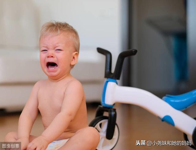 超级宝妈|孩子摔倒了，拍桌子、打地板？这样做的危害大，正确的做法是这样
