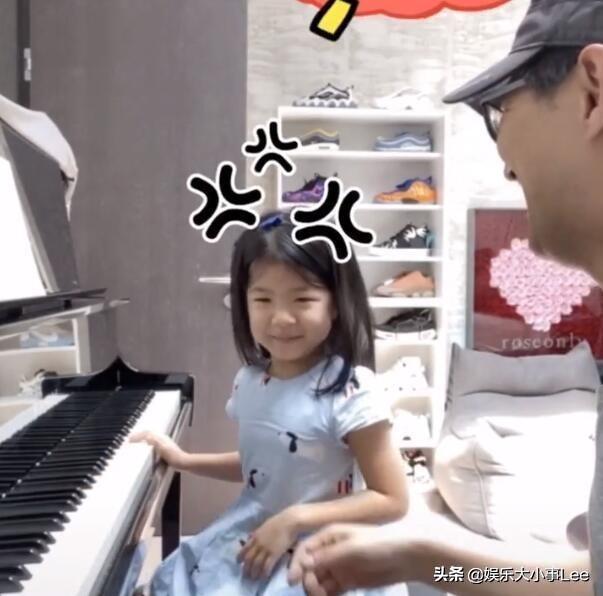 退场|女儿弹钢琴章子怡掌镜，汪峰手把手教女儿弹琴，为默契竖大拇指