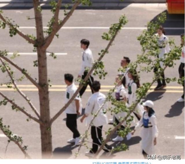 跑男35度天气在室外录制，别的女明星都穿裤子，就baby与众不同|电影工厂