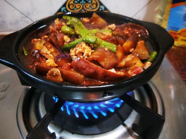 冬天就馋这菜，茄子豆角一焖，味道鲜香可口，超下饭