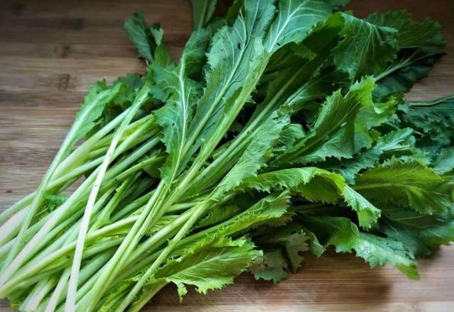 腌雪里蕻，不能直接撒盐！这3步是关键，颜色碧绿，味咸香而不酸