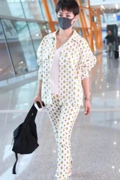 甜味超标|大妈年纪还不“消停”？宁静机场敷面膜，染蓝色睫毛太秀了