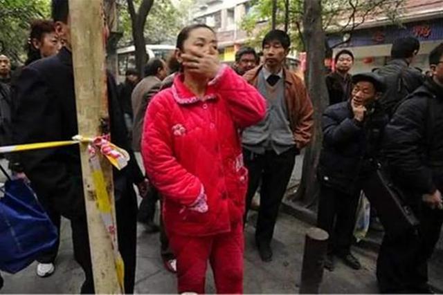 最爱笑的人|接娃放学的“睡衣妈妈”们,方便了自己,却伤害了孩子的自尊