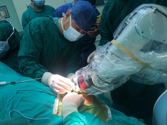 侯立军|高血压患者脑出血后失语又偏瘫 侯立军教授团队机器人手术妙手回春