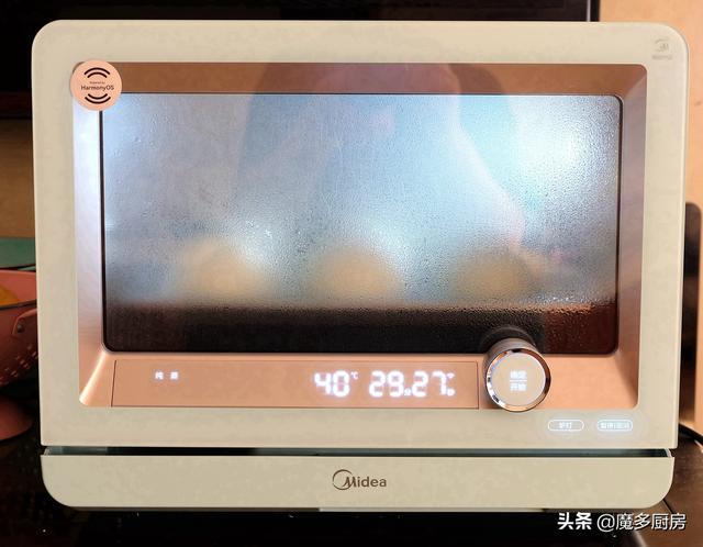 太香了，刚出炉的一盘大馒头，外焦里嫩，孩子们说比蒸的更好吃