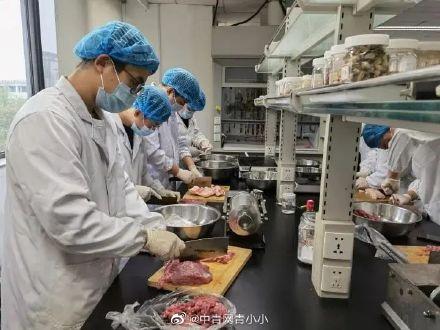 老师|馋哭！大学生上课做腊肠！老师：过年带回