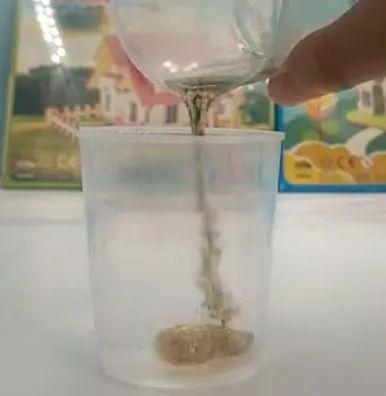 「超级宝妈」在家就能做！这些科学小实验好玩又涨知识