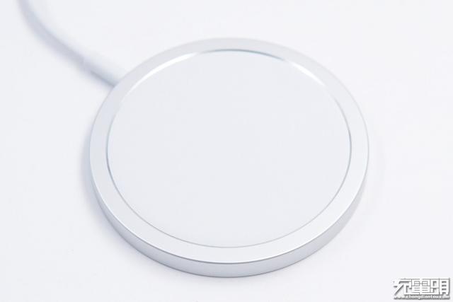 苹果MagSafe磁吸式无线充是指向未来的吗？