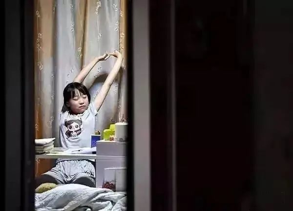 [暖先生格调]初三生父亲晒出女儿中考图，看哭万人： 孩子，读书虽苦，却是最容易的那条！