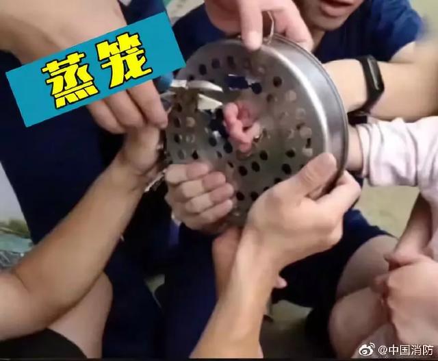 海峡都市报|心惊肉跳！福建2岁幼童玩滑梯时被卡了