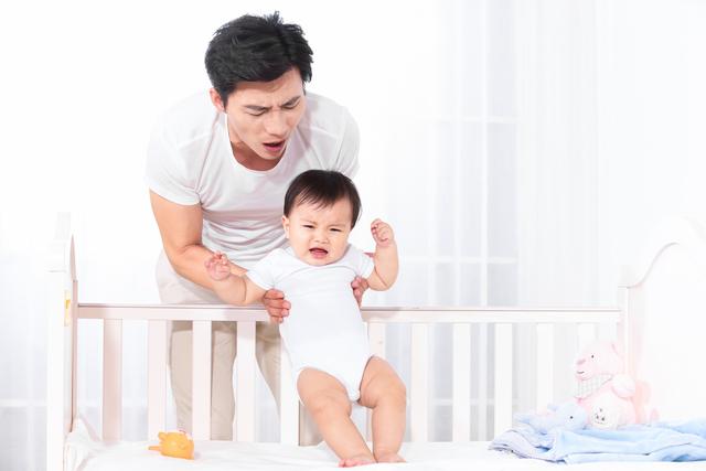 『你的育儿经』为什么宝宝总是憋尿?原来是到了这个阶段!爸妈积极引导宝宝如厕