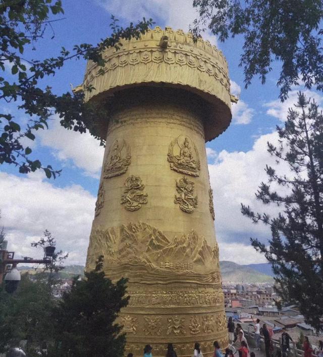 【约吗旅行】被一把大火烧光的月光古城!这里拥有世界上最大的转经筒