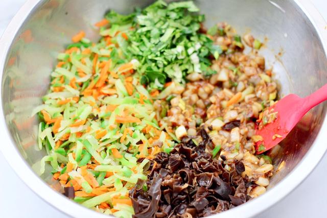 自己做包子没有外面卖得好吃，小厨教你萝卜鱿鱼馅，鲜美又营养