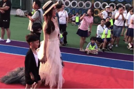「超级宝妈」幼儿园开学典礼走红毯，成“攀比现场”，网友：拼妈的时候到了