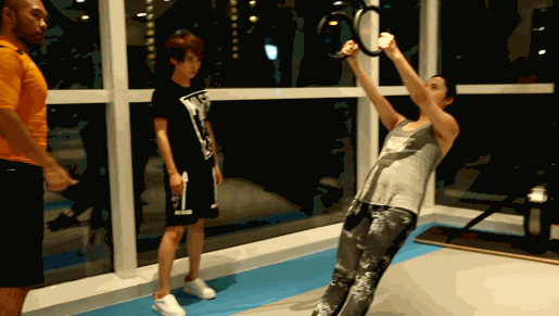 超级宝妈▲8个月的孕肚仍有8块腹肌，最瘦辣妈被网友指责：只顾自己不顾娃