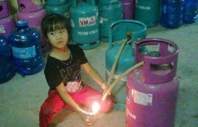 超级宝妈|趁着爸妈不在家,熊孩子点燃炮仗丢进下水道,1到6楼邻居全遭殃