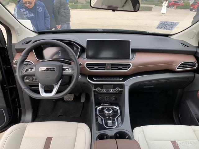 纯电MPV+小型SUV 大运两款新车亮相