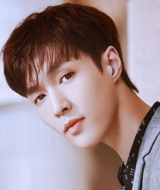 形同陌路|根正苗红的张艺兴拥有完美的肌肉线条，背后是谁的功劳呢？