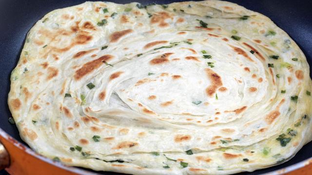 饼烙得像锅盔？教你个好方法，外酥里软、全是小薄层，凉了也不硬