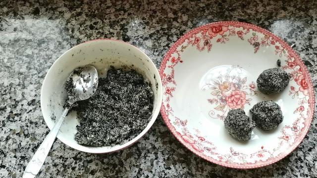 黑芝麻和面粉这样做，好吃营养还丰富，老少皆宜，制作还简单