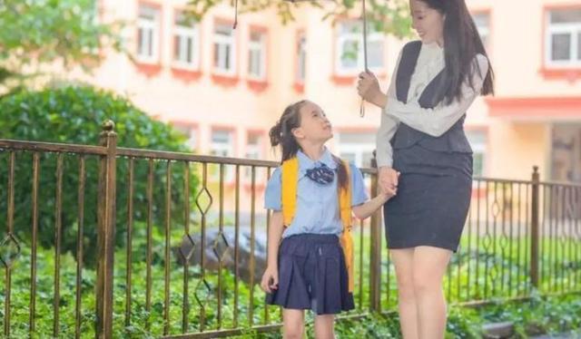 「你的育儿经」＂你妈妈怎么穿这样的衣服，也不嫌丢人”6岁孩子被嘲笑，宝妈汗颜