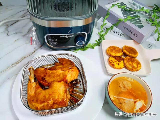 午餐有炸鸡有蔬菜饼，简单易做味道好，馋到朋友了