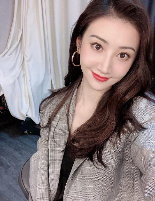 普拉达女王景甜520晒自拍,穿格子西装干练优雅,一头披肩长发更温柔