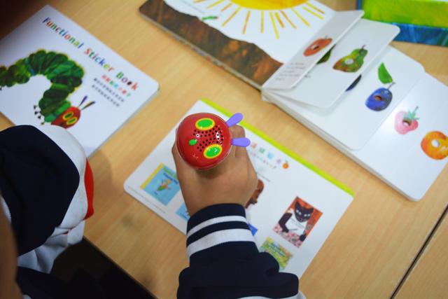 上手体验小彼恩好饿的毛毛虫点读笔WIFI版，资源丰富点读简单